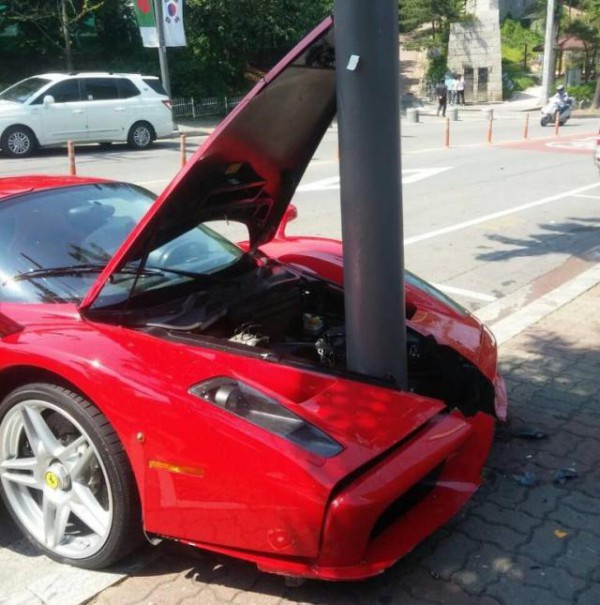 Редкий суперкар Ferrari Enzo разбили в Южной Корее (фото)