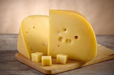 Ученые выяснили, откуда в швейцарском сыре берутся дыры