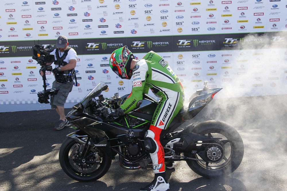 Джеймс Хиллер установил рекорд скорости ТТ на мотоцикле Kawasaki Ninja H2R (видео)