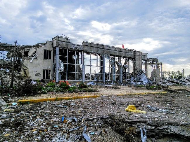 Луганский Аэропорт превратился в руины (фото)