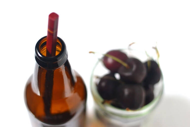 Как легко достать косточку из вишни при помощи бутылки (ВИДЕО)