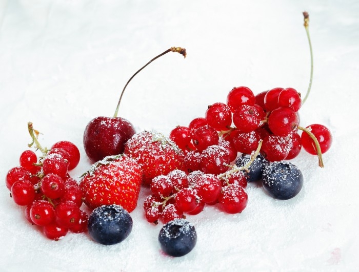 Летний трендовый десерт: глазурованные ягоды и цветы (ФОТО)