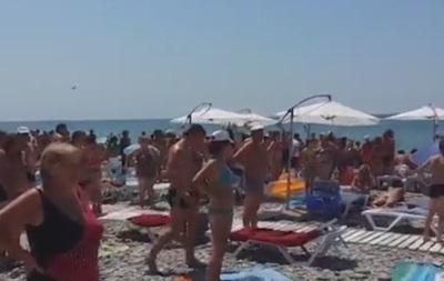 На пляже в Сочи включают гимн России
