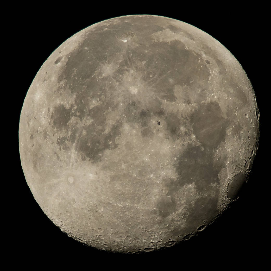 NASA опубликовало невероятное фото МКС на фоне Луны (фото)