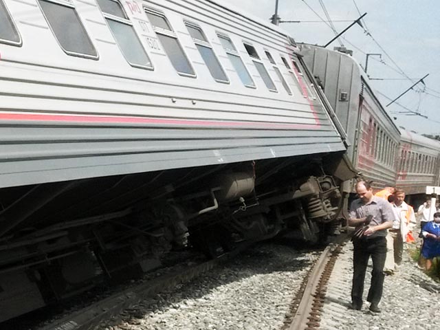 Пассажиры поезда, потерпевшего аварию в Мордовии, забрали багаж из опрокинувшихся вагонов