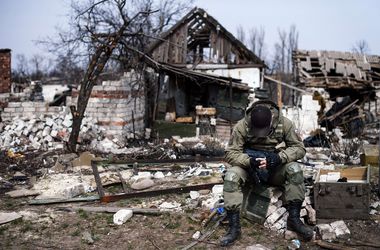 Боевики обстреляли военных из танка, а мирных жителей из "Василька"