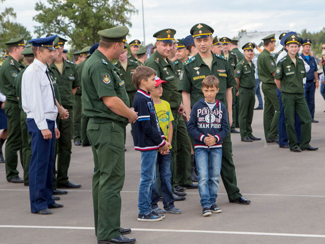 Россияне по-прежнему уважают вооруженные силы, но выступают против военной диктатуры