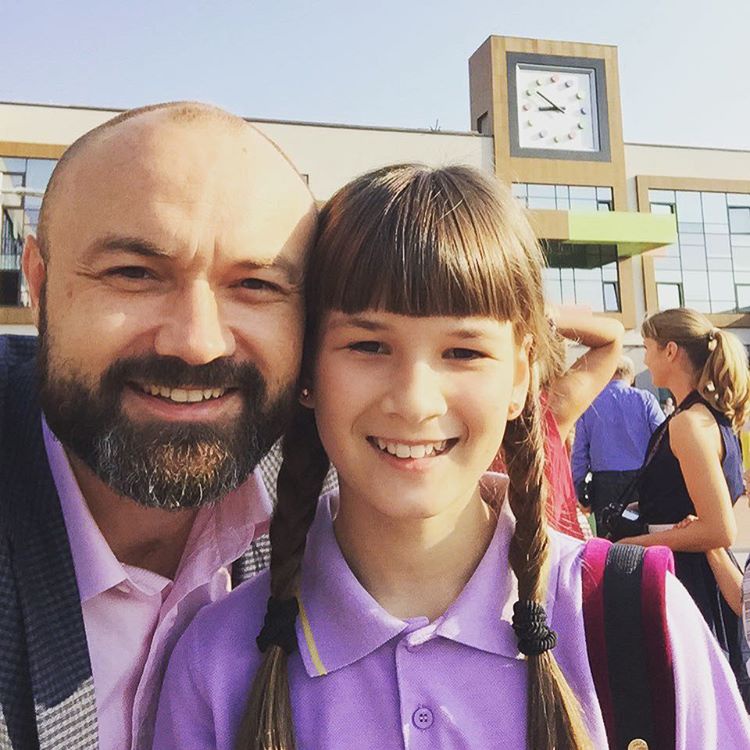 Дочь Маши Ефросининой пришла на школьную линейку с отцом (фото)