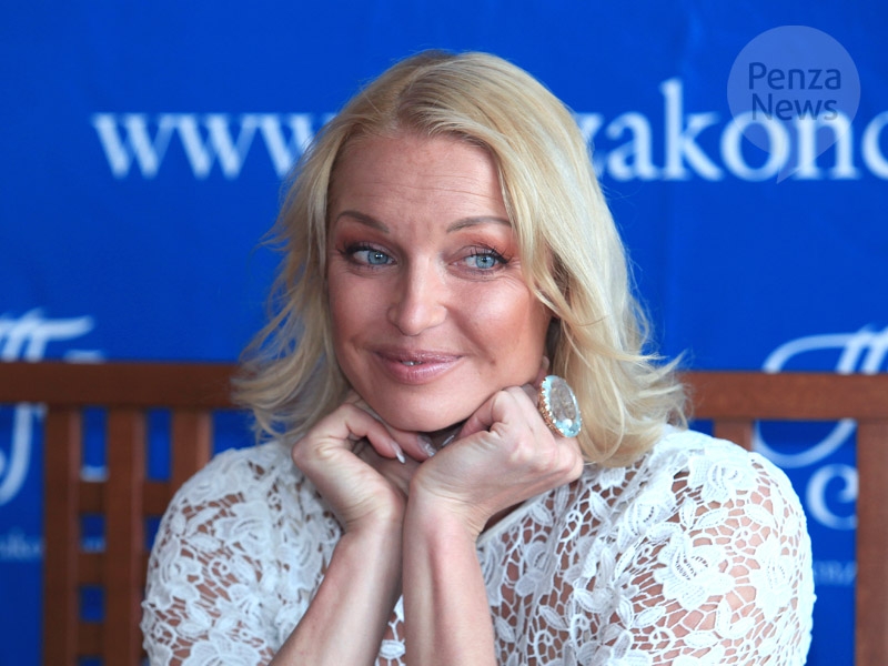 Анастасия Волочкова разбила люстру в ресторане (ФОТО)